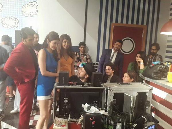 Ranveer_Turkiye's tweet photo. Ranveer Singh , Priyanka Chopra & Anushka Sharma on the sets of #DilDhadakneDo..Shooting for #DDDTitleTrack http://t.co/VJpCfkOefm
