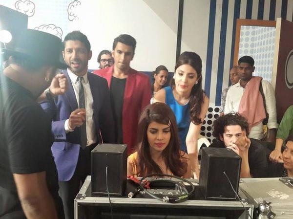Ranveer_Turkiye's tweet photo. Ranveer Singh , Priyanka Chopra & Anushka Sharma on the sets of #DilDhadakneDo..Shooting for #DDDTitleTrack http://t.co/VJpCfkOefm