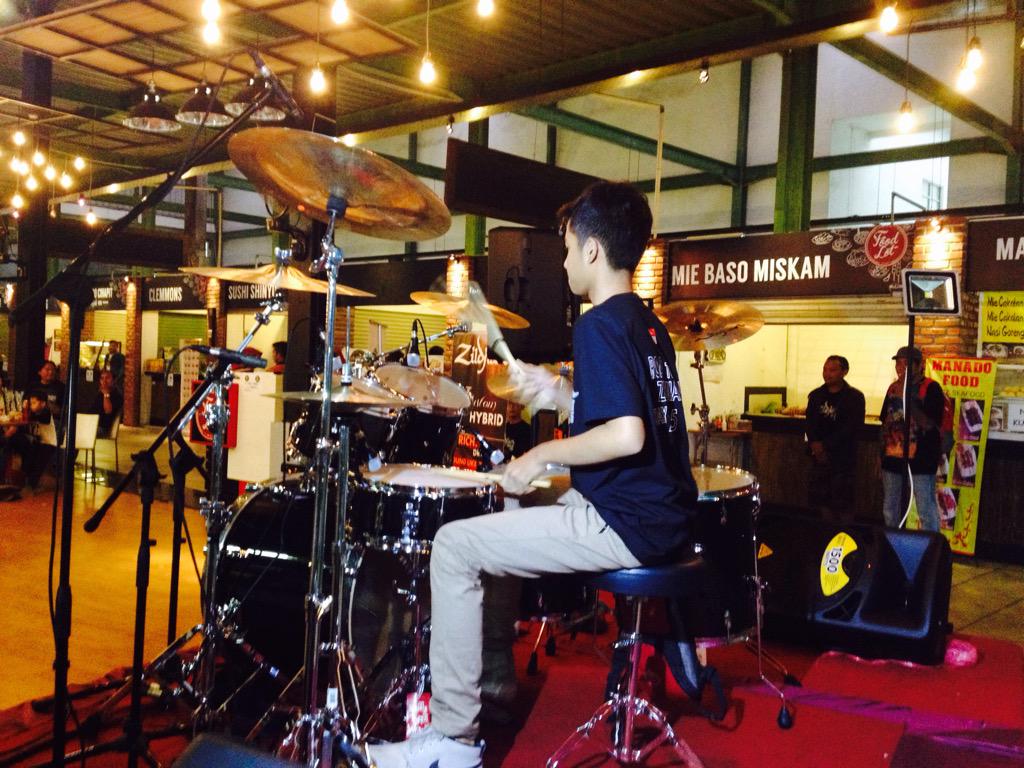 Bro @anggAntasari gayanya asik banget dah :D  <a href="/DrumTalentMan/">DrumTalentManagement</a>