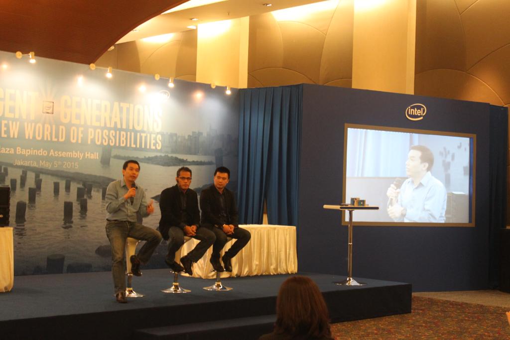 Intel_Indonesia's tweet photo. Seringkas flash drive, sekuat PC desktop. Intel Compute Stick dapat menikmati hiburan dalam satu perangkat #IntelGen http://t.co/HFopcCUTvl