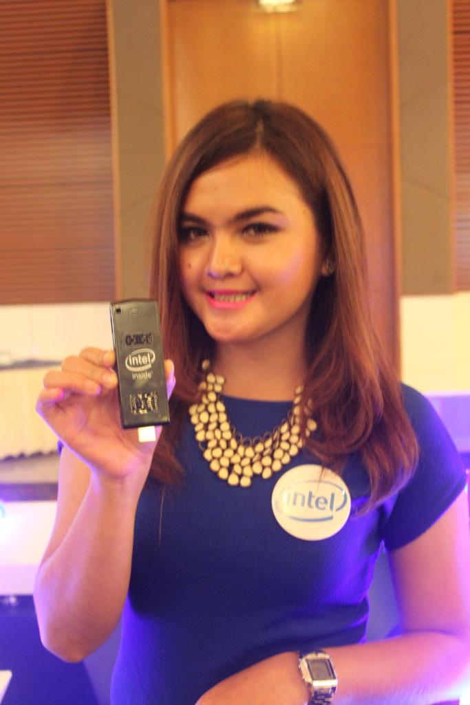 Intel_Indonesia's tweet photo. Seringkas flash drive, sekuat PC desktop. Intel Compute Stick dapat menikmati hiburan dalam satu perangkat #IntelGen http://t.co/HFopcCUTvl