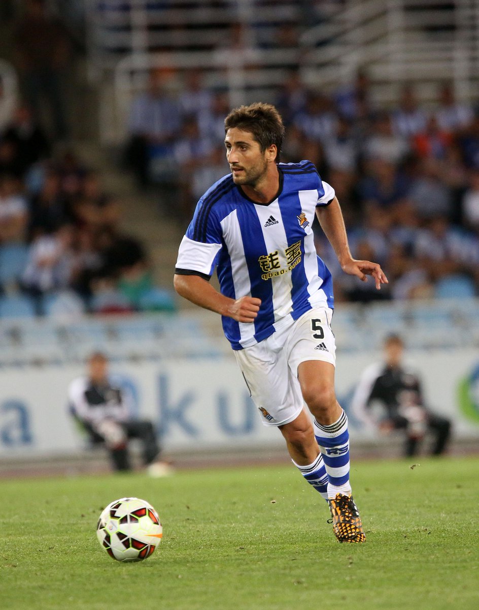 RealSociedadEUS's tweet photo. Gaur Markel Bergara Realeko jokalariak urteak betetzen ditu! Zorionak!! #RealSociedad http://t.co/Hs0ULo67Cp