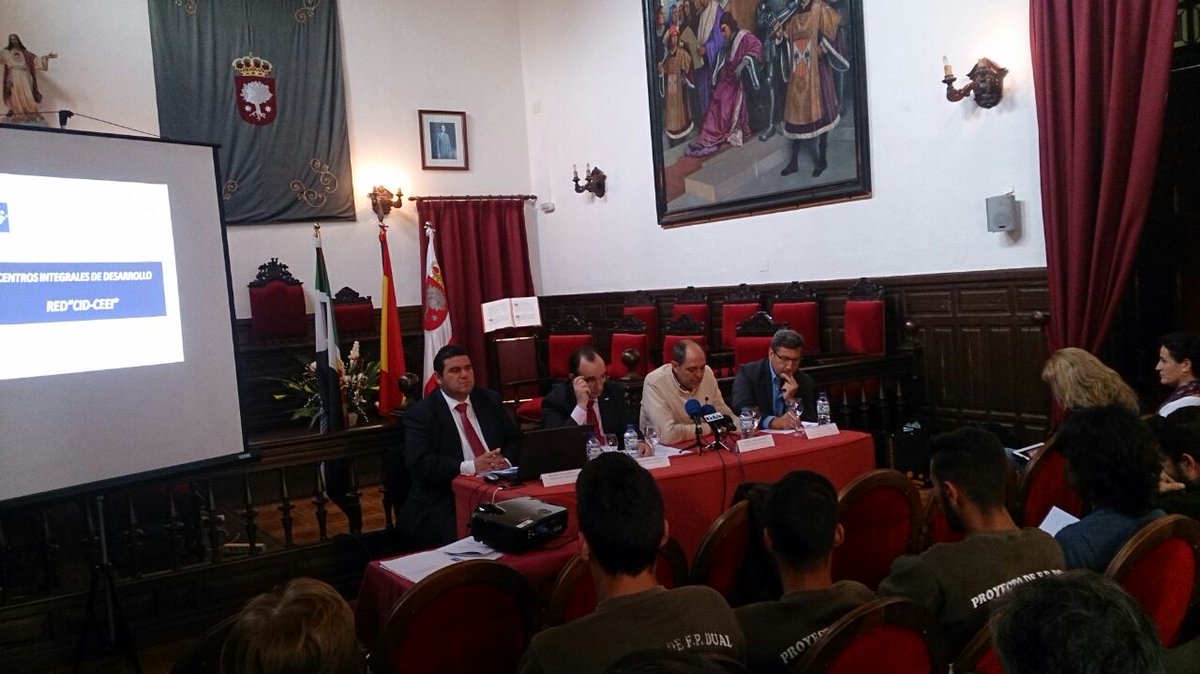 aprendizextlade's tweet photo. Ayer asistimos a la presentación del CIT Lácara-Los Baldíos.Nos informaron de los servicios que prestan estos centros http://t.co/C4UwM2s51f