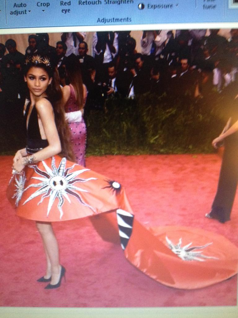 IMAGEbytve's tweet photo. Met Gala #2 best in trend with Chinese theme!! Zendaya. #MetGala2015 # fashion fierceness http://t.co/yf5l1XKMhB