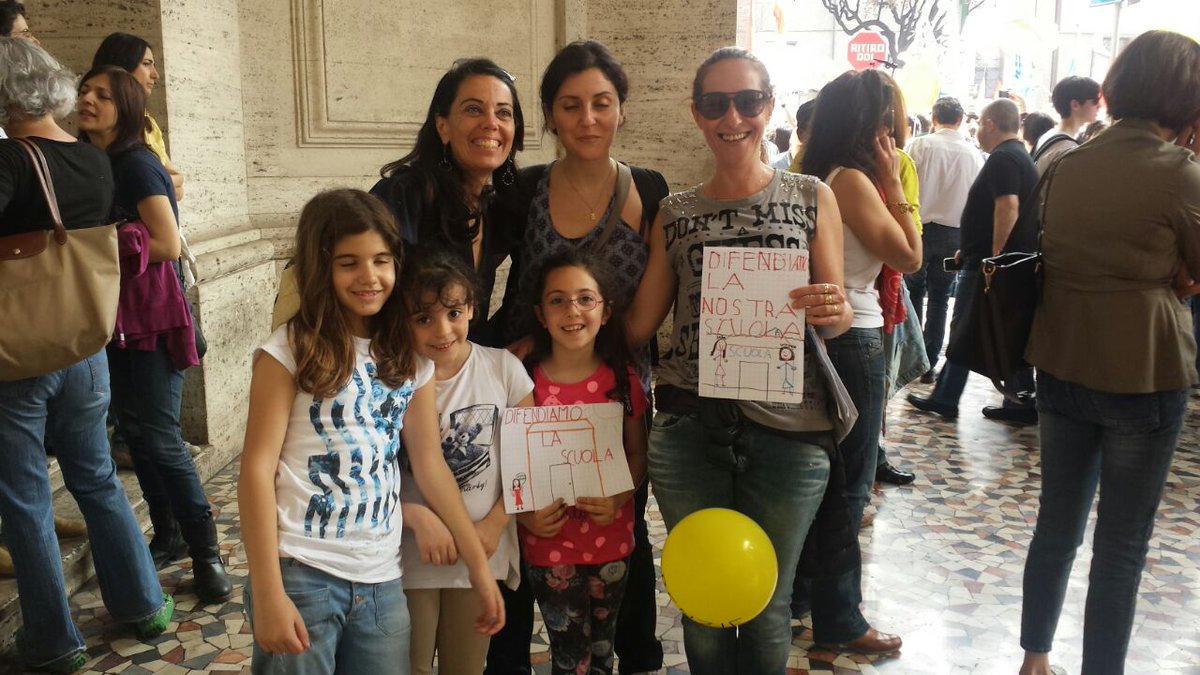 PaolaTavernaM5S's tweet photo. Il M5S in piazza in mezzo a studenti, insegnanti e a tutto il mondo della
Scuola. Cittadini tra cittadini. #5maggio http://t.co/pt6VpDNq56