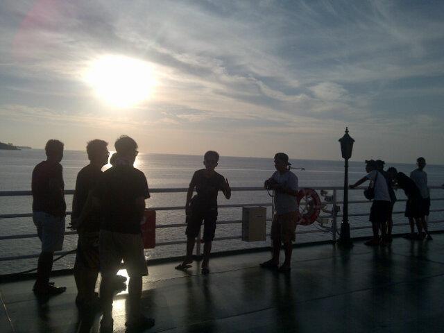 Udah hampir mendarat di Pulau Lombooook... Ayeeeeeee