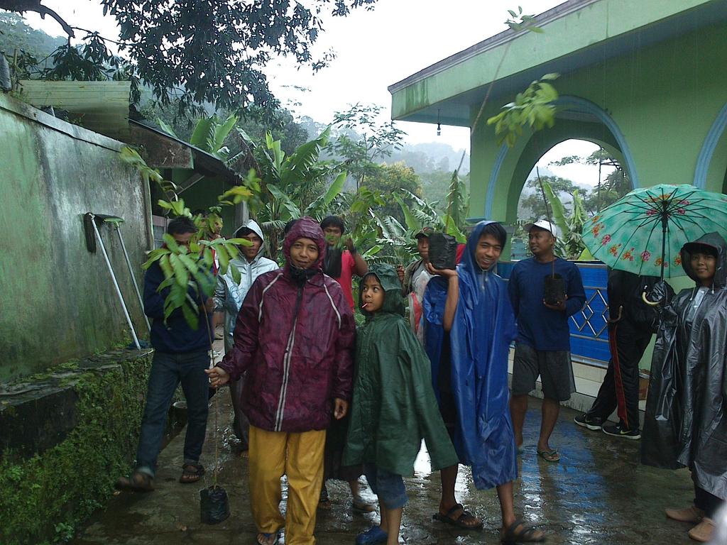 semarangpeduli's tweet photo. Penanaman di lahan longsor daerah desa gunungsari kendal bersama sahabat relawan http://t.co/0c0xzNgnMM