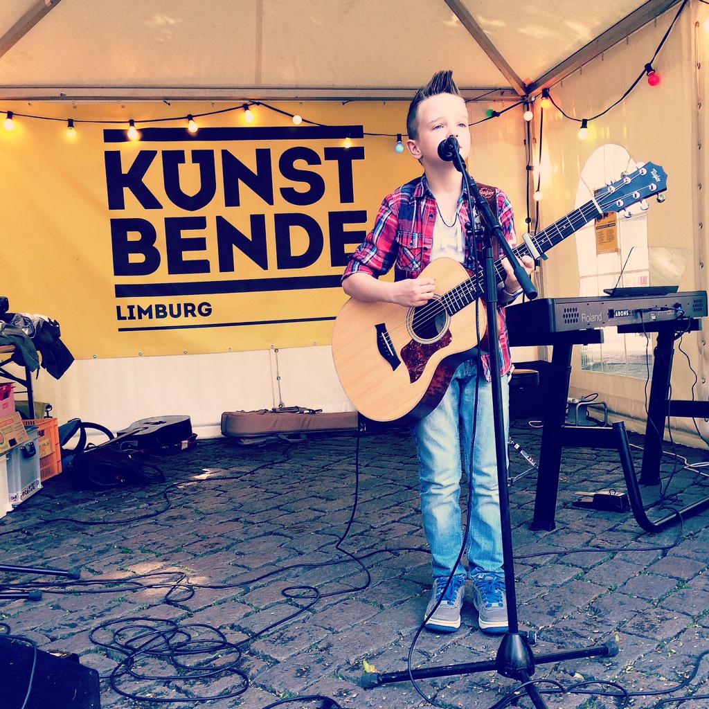 Niels is al aan het soundchecken! Tussen 12.00 uur en 18.00 uur staan we op het Munsterplein in Roermond! #Kunstbende
