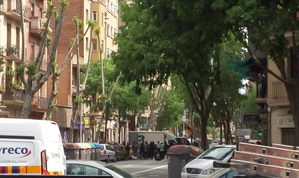 TomBerteau's tweet photo. Hommes cagoulés, quartier totalement bloqué. #attentat #Barcelona #sagrada http://t.co/n3xegDwirS
