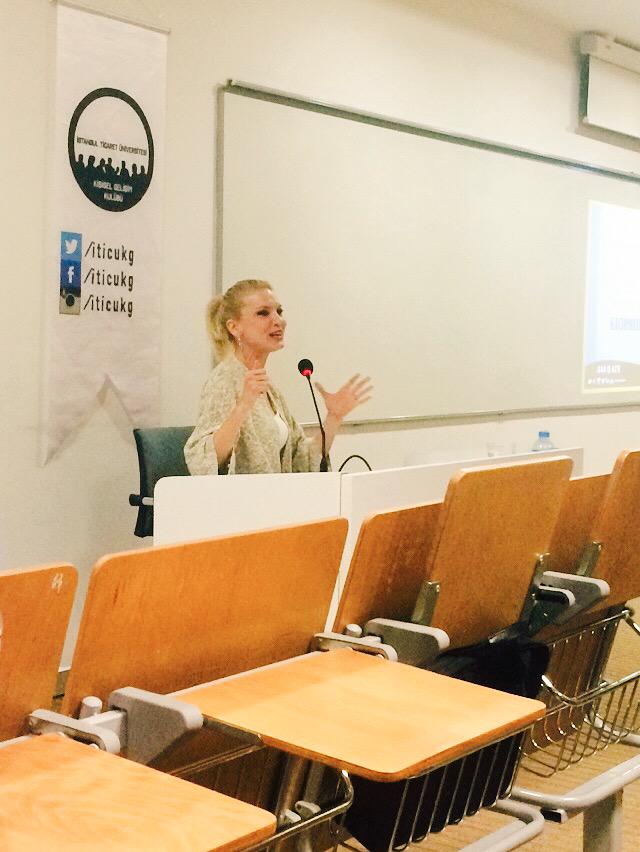 Kişisel Gelişim Kulübümüzün düzenlediği Pelin Çift söyleşisi E-403'te devam ediyor.