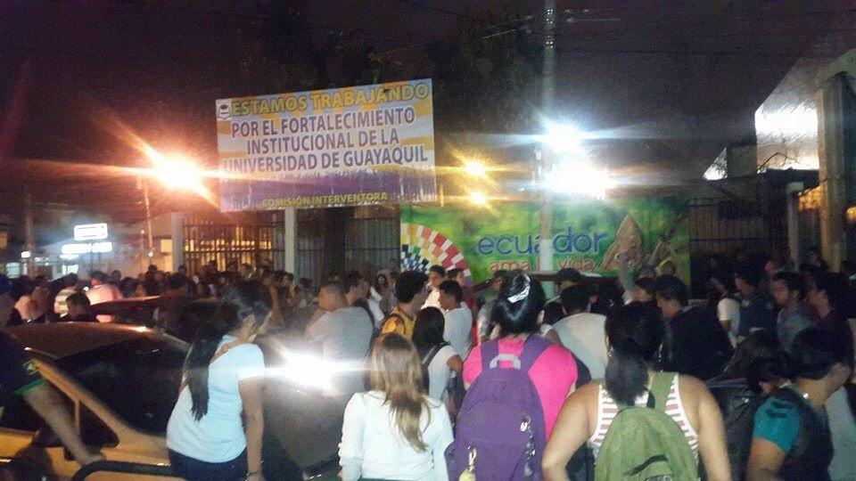 COMO ES POSIBLE QUE VOLVAMOS AL PASADO, TENIENDO QUE SOPORTAR LLUVIA Y FRÍO A LA INTEMPERIE!! #NOMÁSATROPELLO