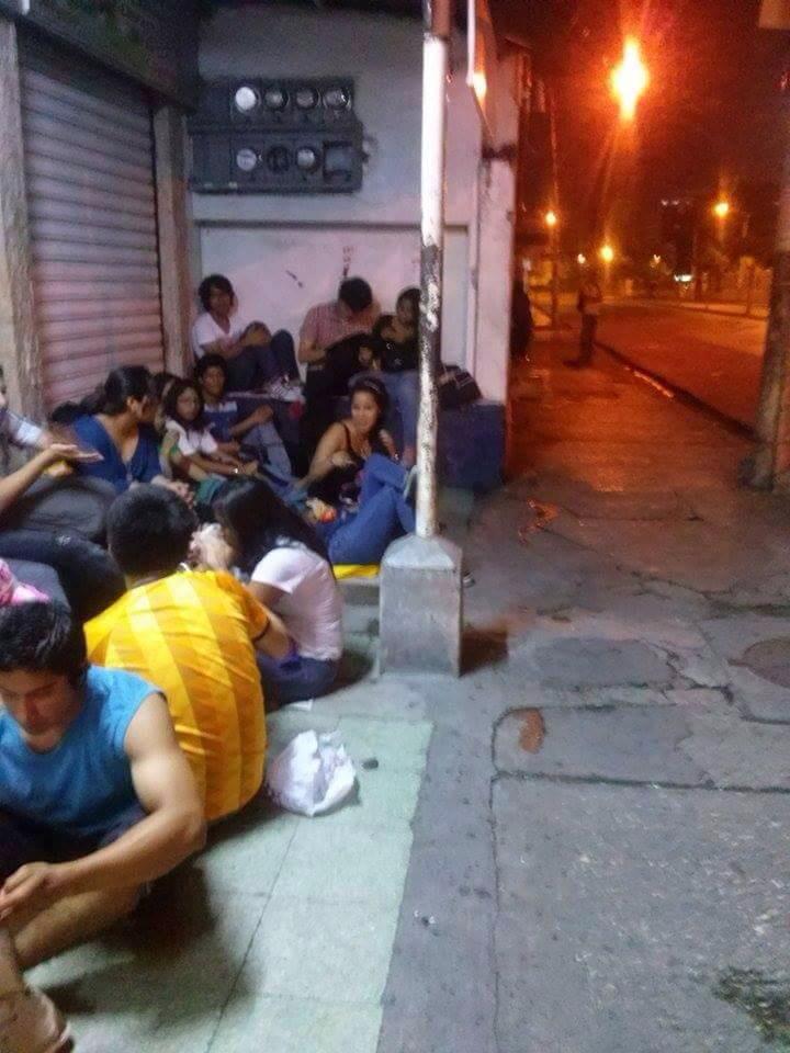 ¡¿CÓMO ES POSIBLE QUE TENGAMOS QUE ACAMPAR EN LOS ALREDEDORES POR CONSEGUIR MATRÍCULA?! #NOMASATROPELLO