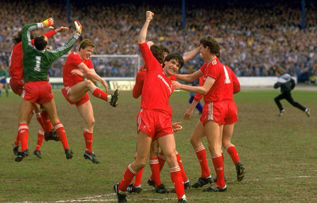 SoccerBoxTV's tweet photo. How not to celebrate the title😂

May 3rd 1986 Liverpool win the title against Chelsea #LFC http://t.co/9nUiAOo4vx