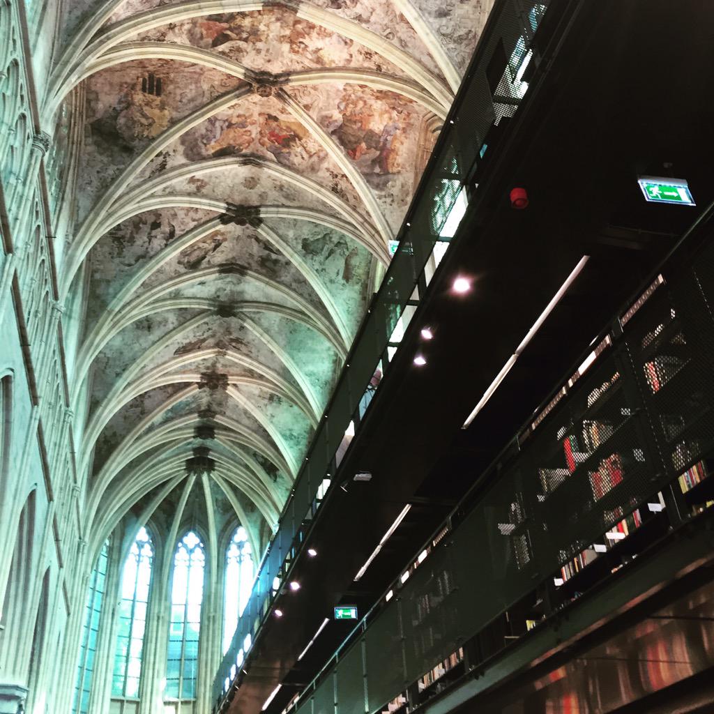 curiositymaluli's tweet photo. Maastricht, Holanda. No desperdician nada, la iglesia ahora es librería. http://t.co/6FZtXTYc5W