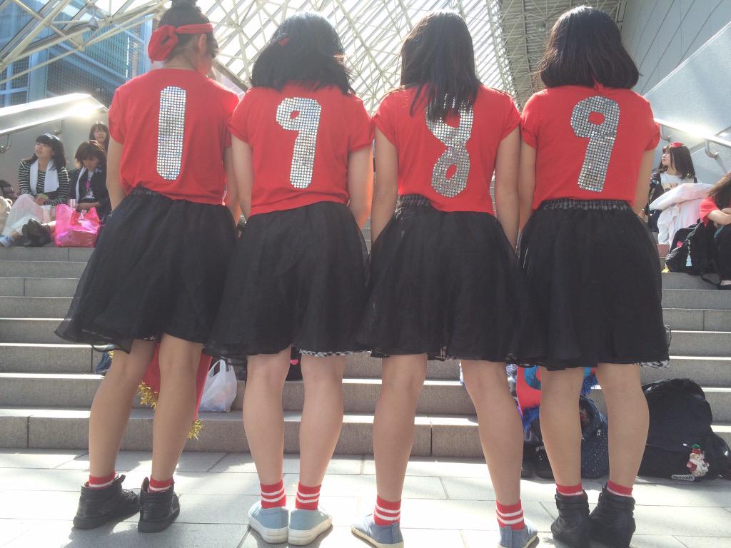 Tvgroove 海外セレブ エンタメ ファッションnews Swifties ファッションスナップ 初めてテイラーの ライブに参戦するという4人はピチピチの高校生 前作 レッド をイメージして衣装を作ったそうです 19tourtokyo Http T Co Juvzmkc48v