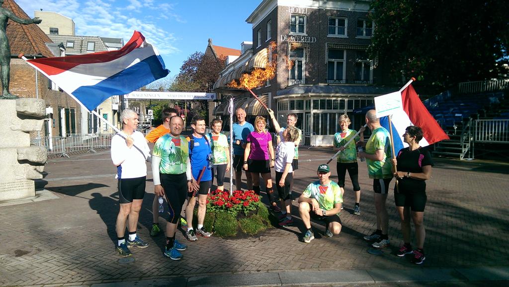 HenkTiemens's tweet photo. Loopgroep Fem met het bevreidingsvuur op weg naar Renkum. http://t.co/K4skhMyDFc