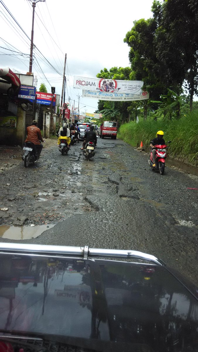 infobogor's tweet photo. via @pancazz37: Ini jalan raya bojonggede di biarin aja sampe aspalnya hilang, #lalinbogor http://t.co/RxBo9AEKWI