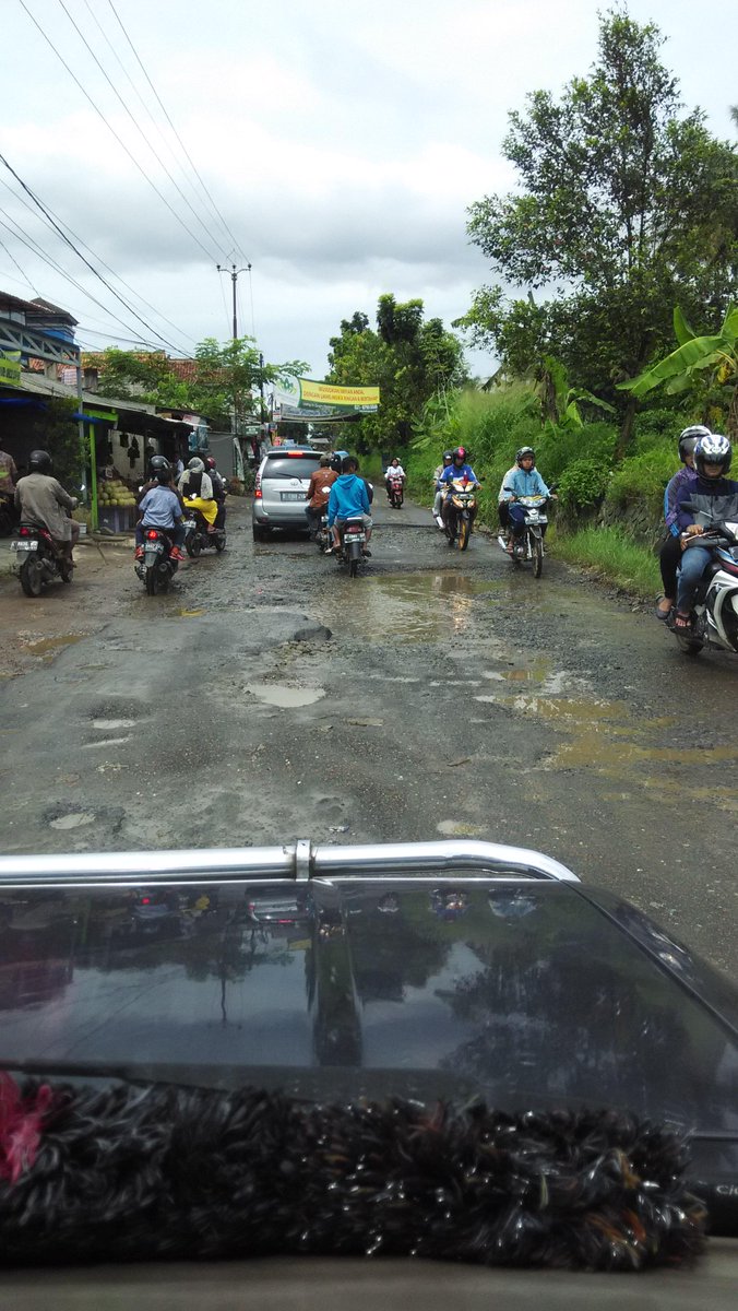 infobogor's tweet photo. via @pancazz37: Ini jalan raya bojonggede di biarin aja sampe aspalnya hilang, #lalinbogor http://t.co/RxBo9AEKWI