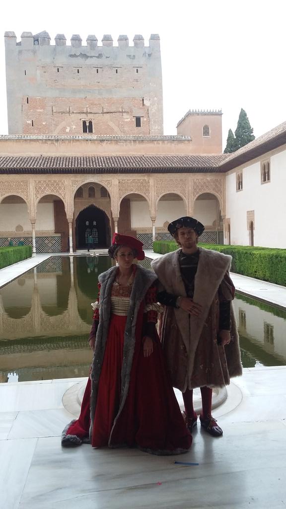 alhambracultura's tweet photo. Despierta el #PatioArrayanes. Un flamante Carlos V aparece @carlosrey_tve #Alhambra @alvarocervan @blancasuarezweb http://t.co/Vm29x5W3Yz