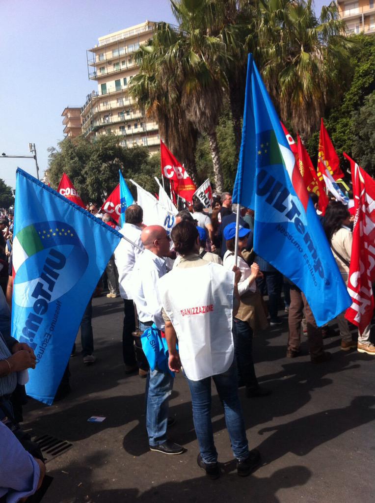 #RIFORMAscuola è partito il corteo di Catania con i #cococo della #scuola