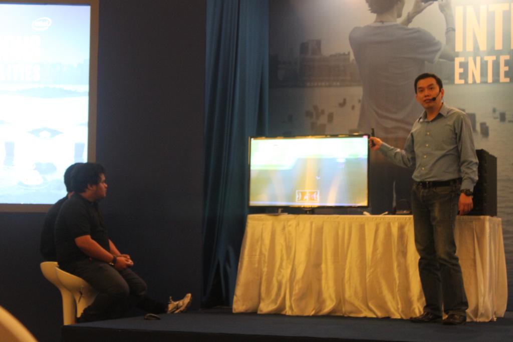 Intel_Indonesia's tweet photo. Performa maksimal sebuah desktop cuma seukuran genggaman tangan, hanya sebesar 10 watt saja! #IntelGen http://t.co/qfQgrdMcrF