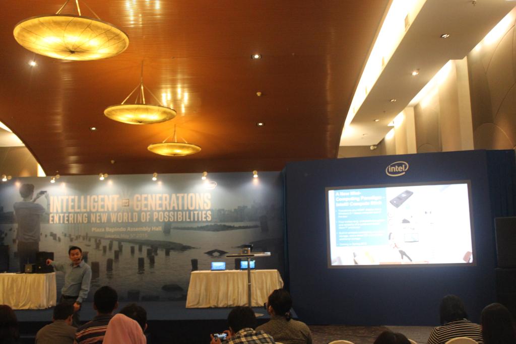 Intel_Indonesia's tweet photo. Performa maksimal sebuah desktop cuma seukuran genggaman tangan, hanya sebesar 10 watt saja! #IntelGen http://t.co/qfQgrdMcrF