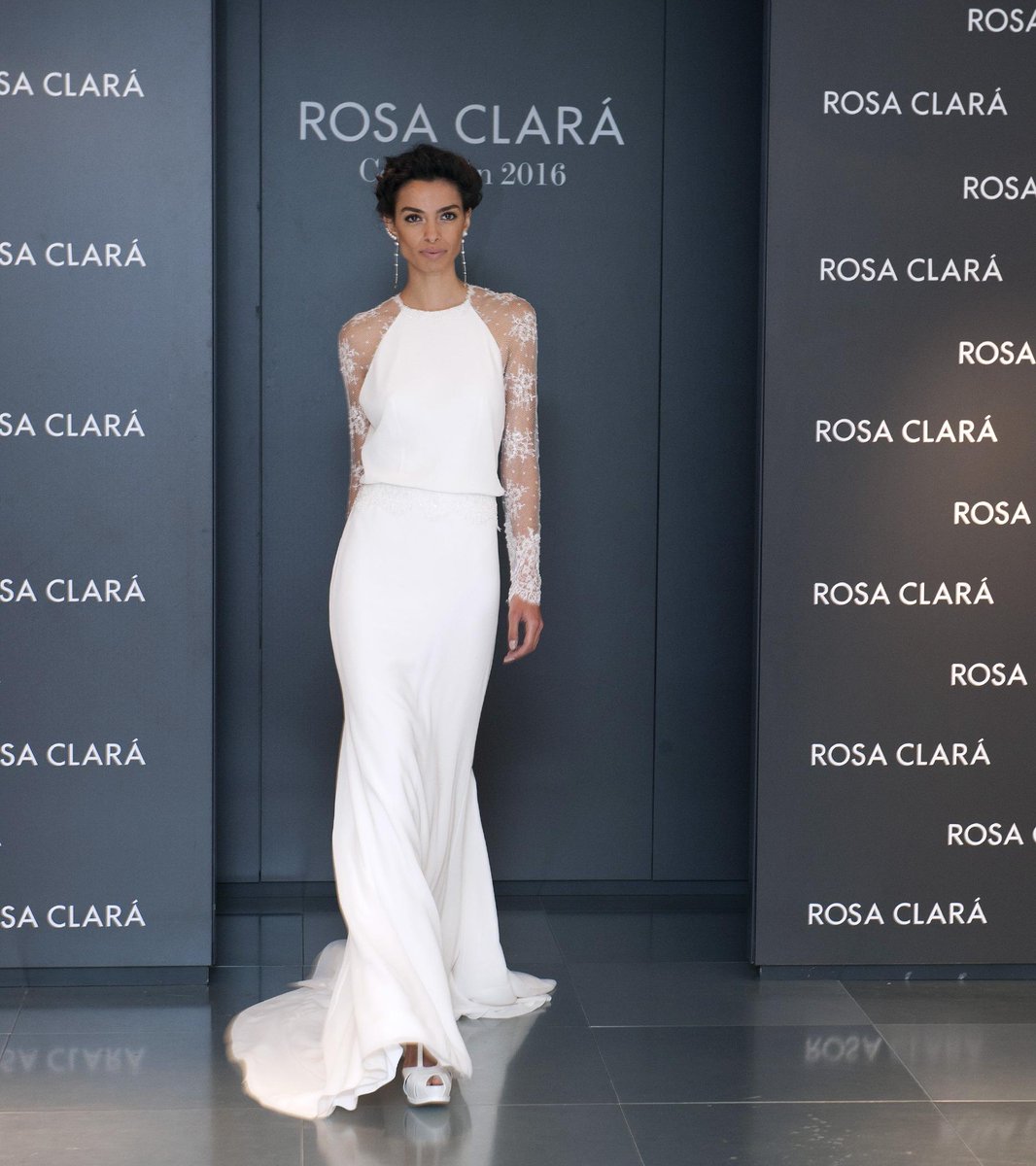 Rosa_Clara's tweet photo. Ayer @JoanaSanz9 durante el fitting... ¡Hoy el gran día! Podéis seguir el desfile a través de la web a las 18h :) http://t.co/IBrwdFq1eg