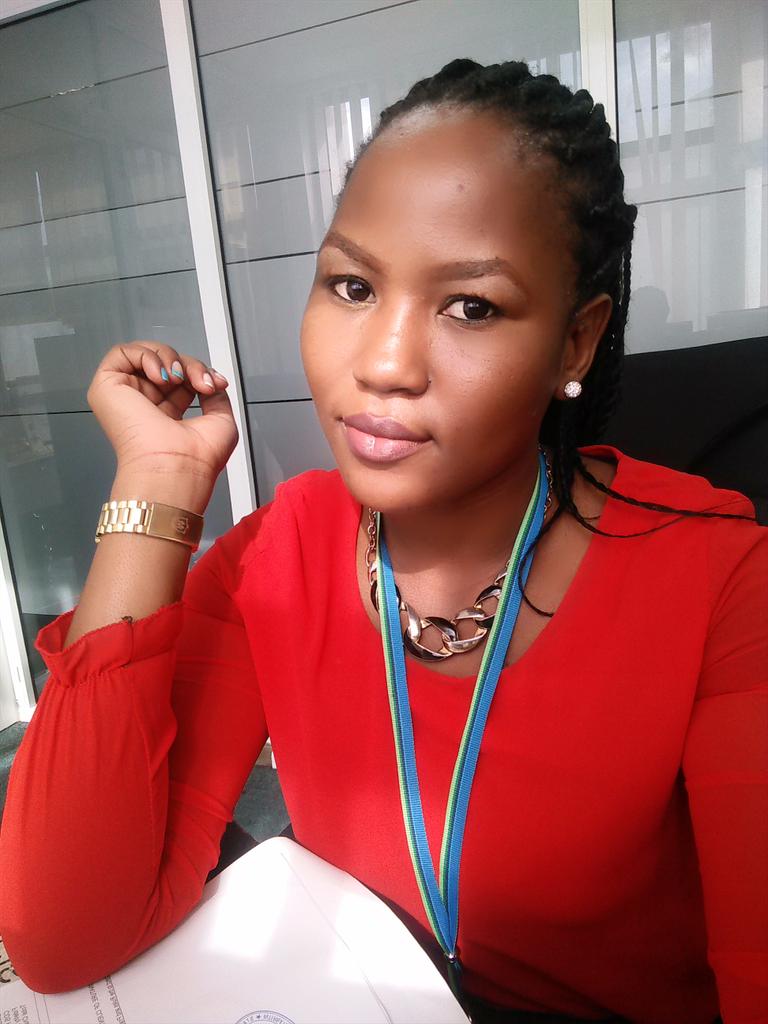 ResplendentGlow's tweet photo. My work station has the best light for selfies #Tuesday #notSoBusy http://t.co/EhQeggzomX
