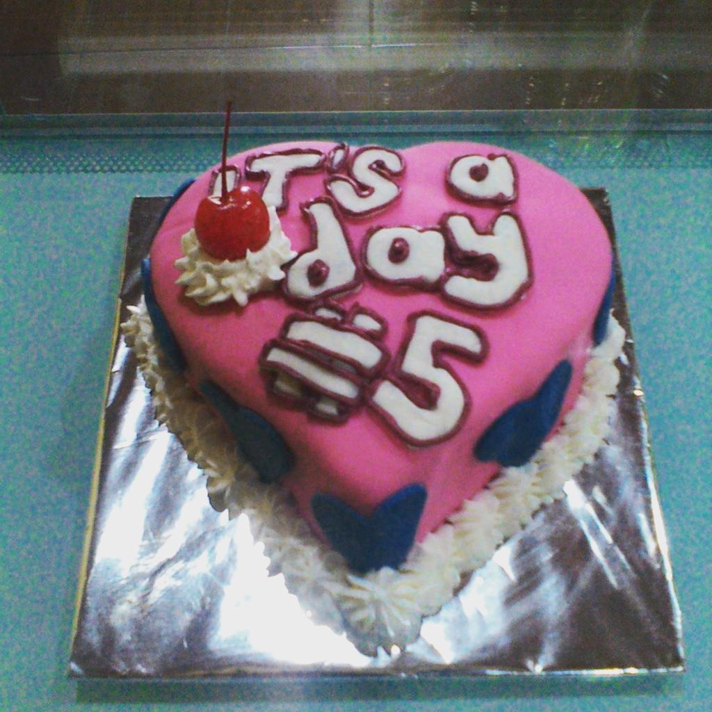 aneka_rasa's tweet photo. Fondant Cake. #cakedesign http://t.co/cgQkoIOBwU