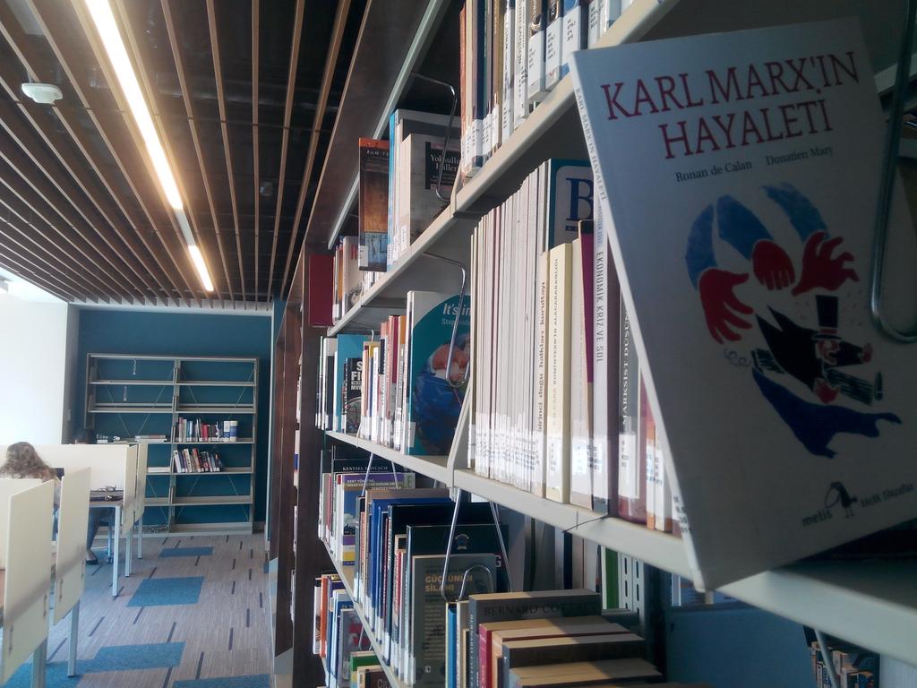 OzULibrary's tweet photo. Karl Marx'ın hayaleti raflarda dolaşıyor HX39.5. C35 2011 @ozu360 @ozuks @OzUStudentUnion http://t.co/XjZLG1xUtl