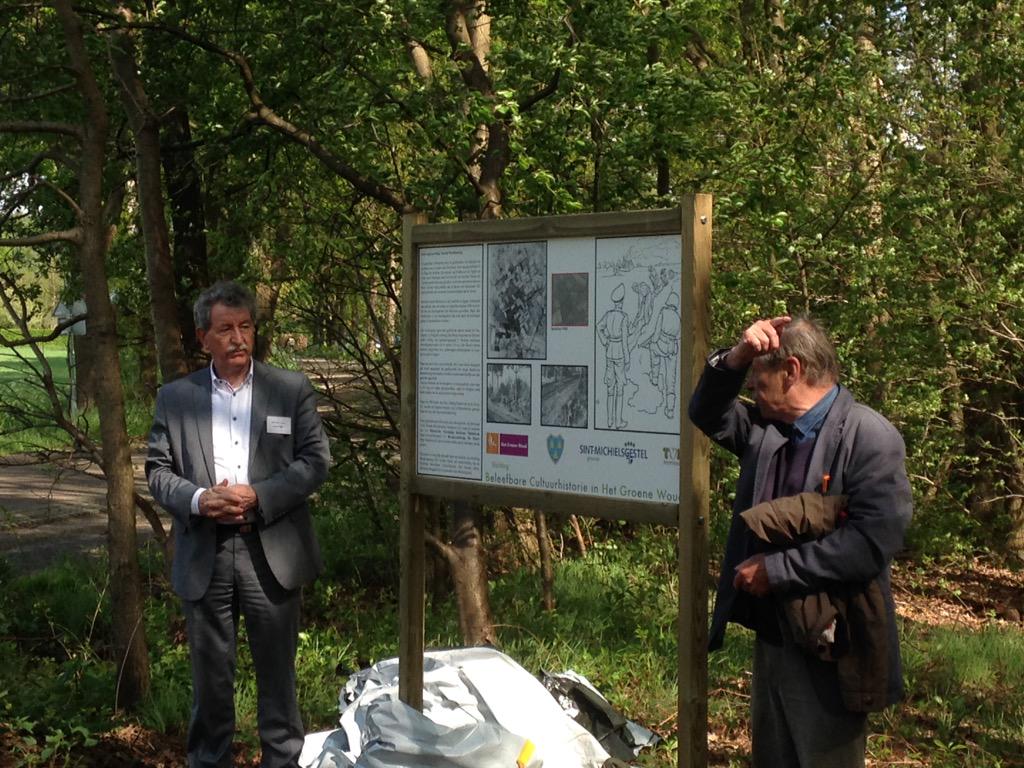YtjevdHulsbeek's tweet image. Onthulling monument bord #loopgraven #Hooghei