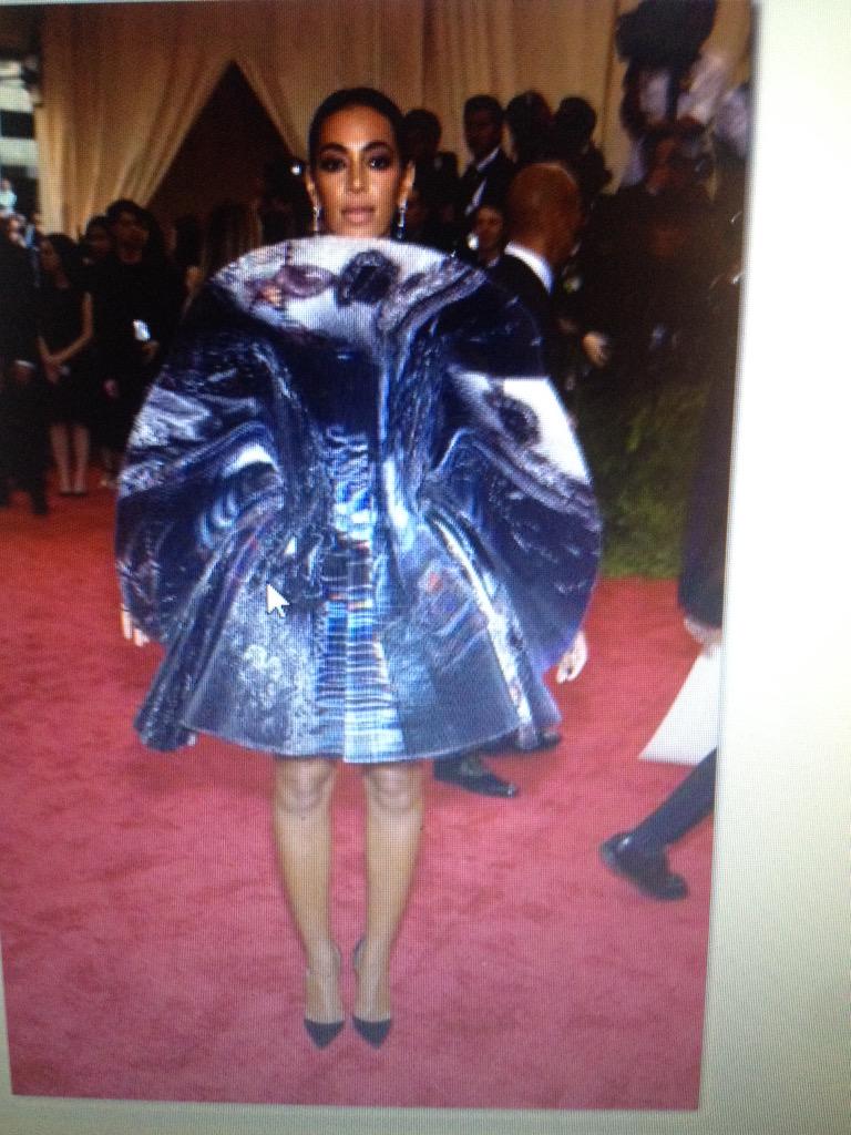 IMAGEbytve's tweet photo. Met Gala 2015!! Solange is fashions best on trend with Chinese theme. #metgala2015 #fashion#bestontrend http://t.co/j5iMXAIovI
