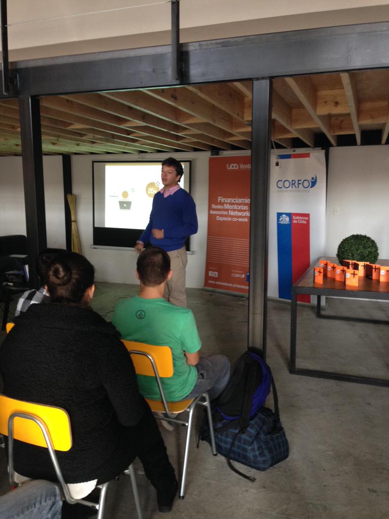 UDDVentures's tweet photo. @EasyPoint emprendedor acelerado por @UDDVentures presenta frente alumnos de la @UDD_cl @negociosUDD @iF_ideasfactory http://t.co/MhOwQiQyAi