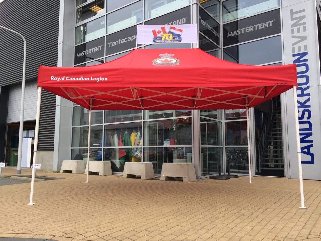 Mastertent_NL's tweet photo. Nederland 70 jaar bevrijd! Wij hadden de eer om deze #vouwtent #Mastertent te maken voor de Royal Canadian Legion http://t.co/tB8vTwWMGs