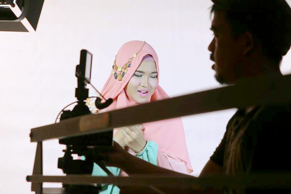 songsfromsoniq's tweet photo. @Fanny_Luvika #SFS2013 saat pembuatan Ampunilah - HAYFA http://t.co/Ais68vIMXV