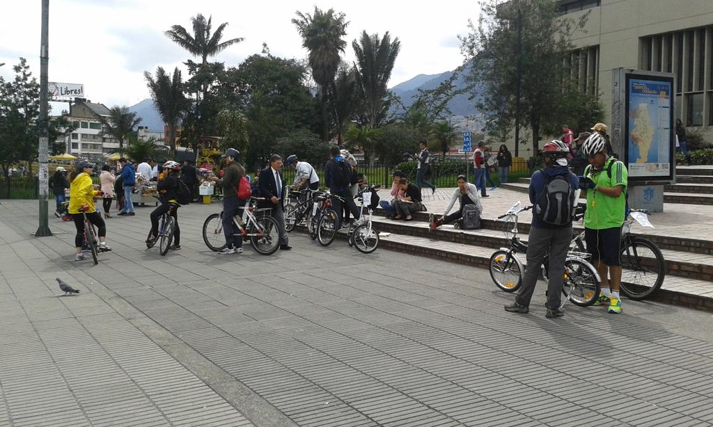 welcome2english's tweet photo. La #Bicicletón ya sale hacia la #plazadeBolivar 
#MiProfeResiste
#FuerzaMiProfe
#YoApoyoAmiProfe
#ParoNacionalFecode http://t.co/KRJXNjSVgO