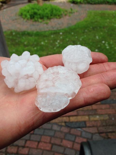 Hagelstenen als pingpongballen in Drenthe Mochten u en uw auto dit hebben meegemaakt, kom gerust langs voor inspectie