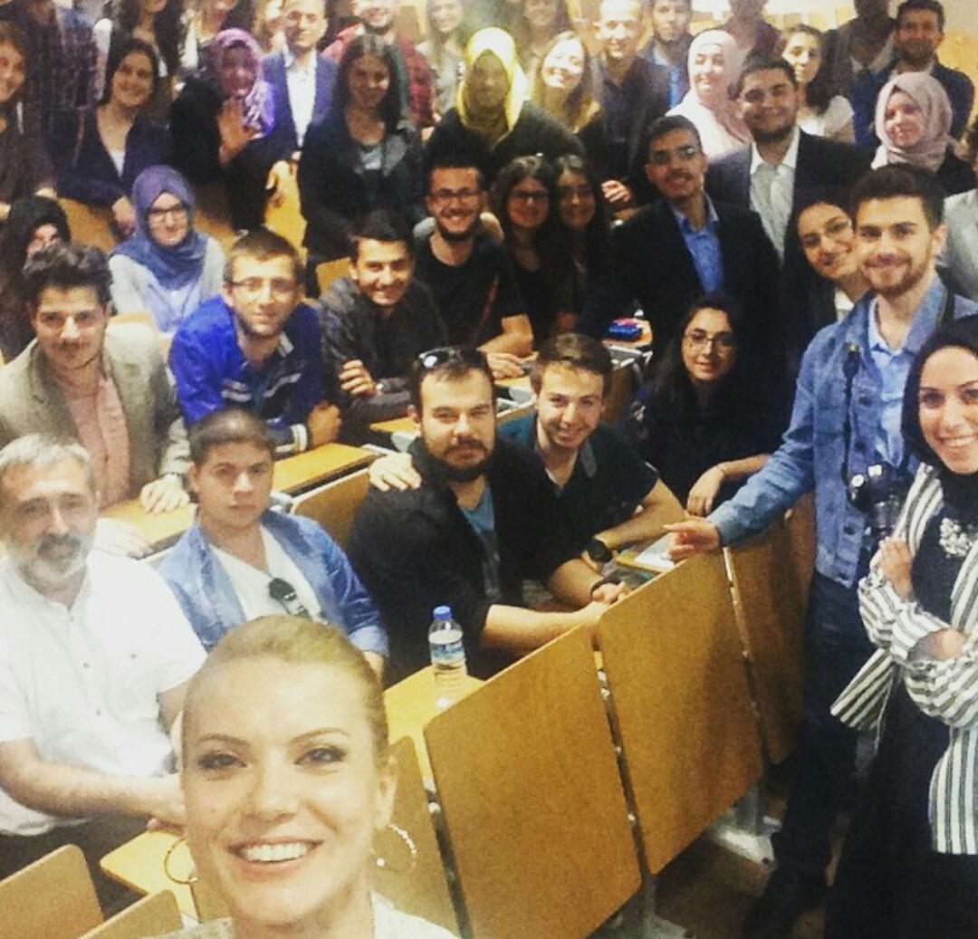 Bizleri kırmayıp okulumuza geldiği için <a href="/ciftpelin/">Pelin Çift</a> e cok teşekkür ederiz