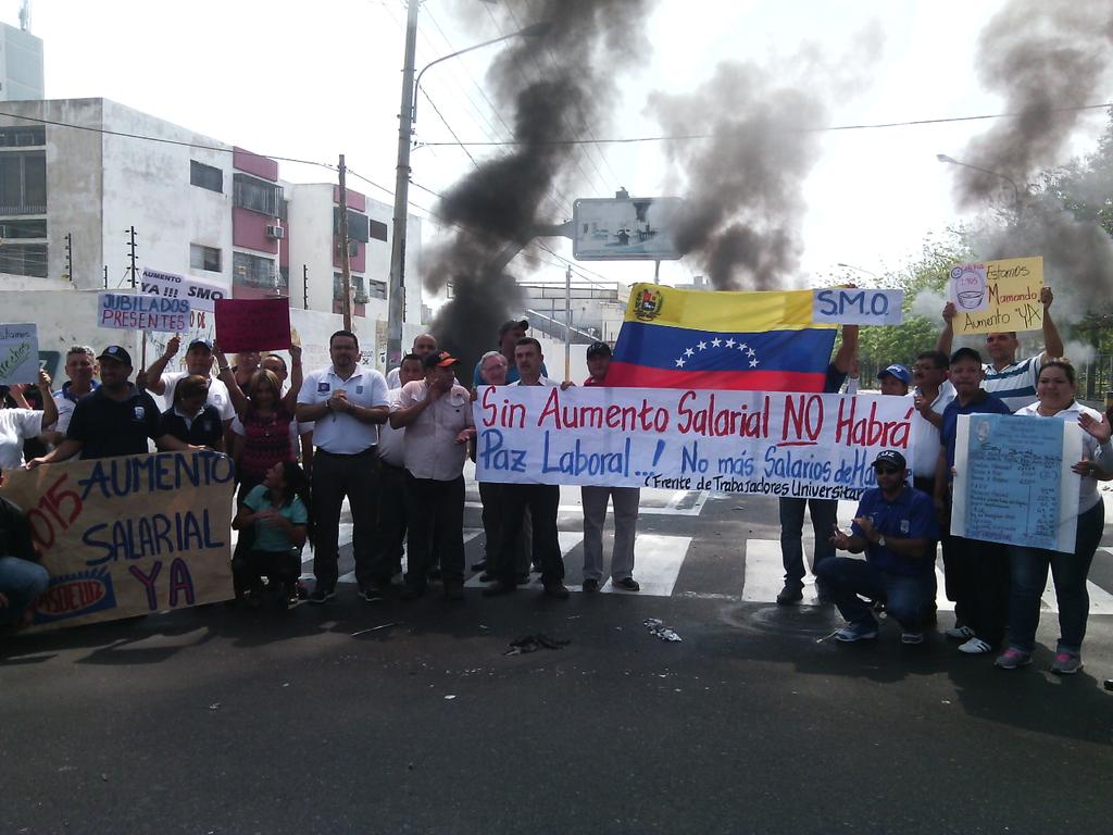 LUZadn's tweet photo. Trabajadores universitarios de LUZ protestan y exigen aumento salarial. #CrisisUniVe http://t.co/M9EppzFdgJ