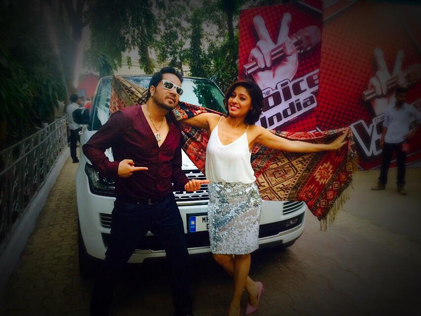 MikaSingh's tweet image. Me and @SunidhiChauhan5 doing our casual photo session on the sets of The Voice!! Full Masti ...