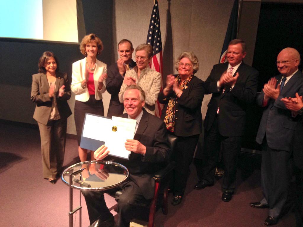 VAGovernor73's tweet photo. Gov signs ED 5 at the Consumer Protection Summit to strengthen #cybersecurity in VA. @VisaSecurity #CyberVA #TechInVA http://t.co/2KnhDtqgmL
