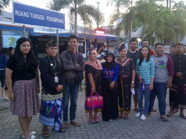 Foto bersama tour guide lokal dari Lombok :D