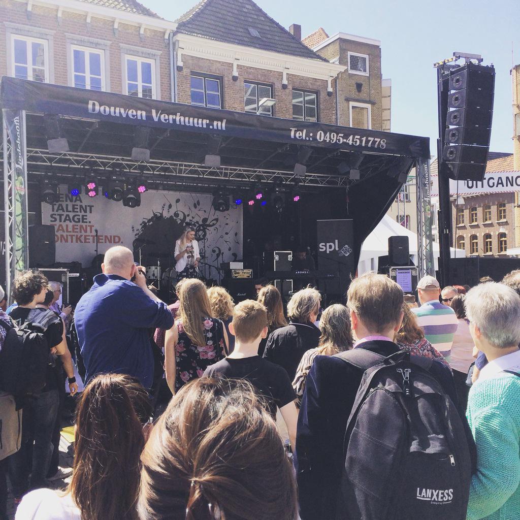 Onze Muziek winnaars Lotte en Kenny op een overvolle Markt in Roermond! Trots!!! #Kunstbende
