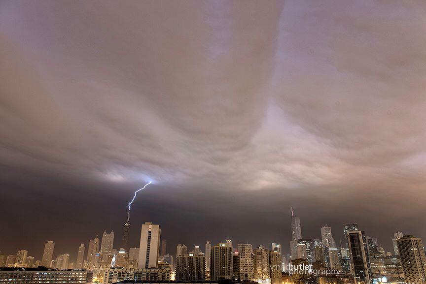 barrybutler9's tweet photo. Hancock Lightning Strike at 435a @NWSChicago @NBCAndyAvalos @JimCantore @DNAinfoCHI @BuzzFeedStorm #Chicago http://t.co/FrFB4ze6K2
