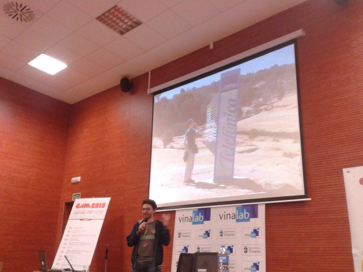 VinaLabVinaros's tweet photo. Ponencia sobre @HybridPlay por @diediaga Transformación del mobiliario urbano para utilizarlo como interfaz de juego http://t.co/YNbcwPnk2q