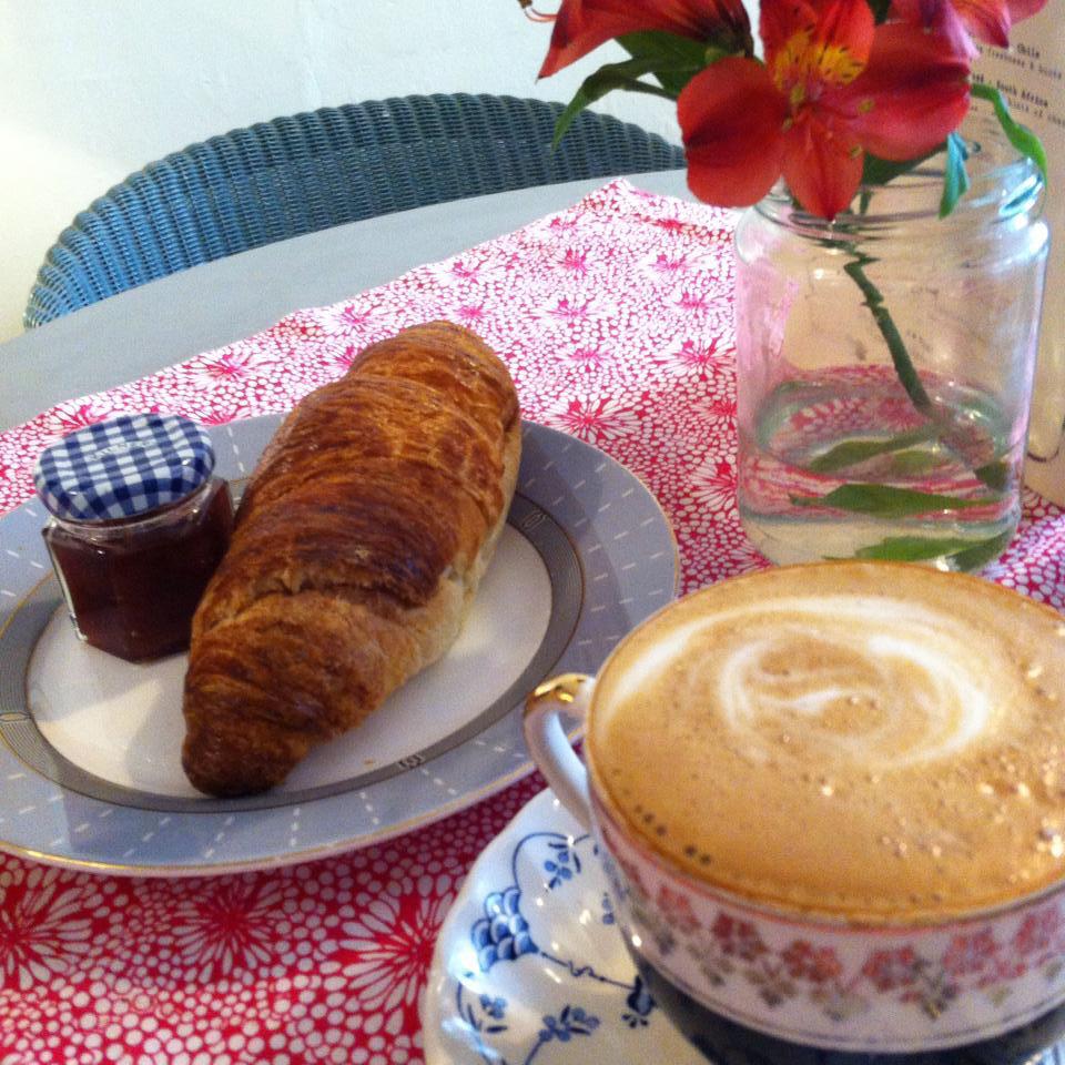 GandTeaWorc's tweet photo. Coffee and croissant, anyone? ☺️ http://t.co/zoRJdFIyiJ