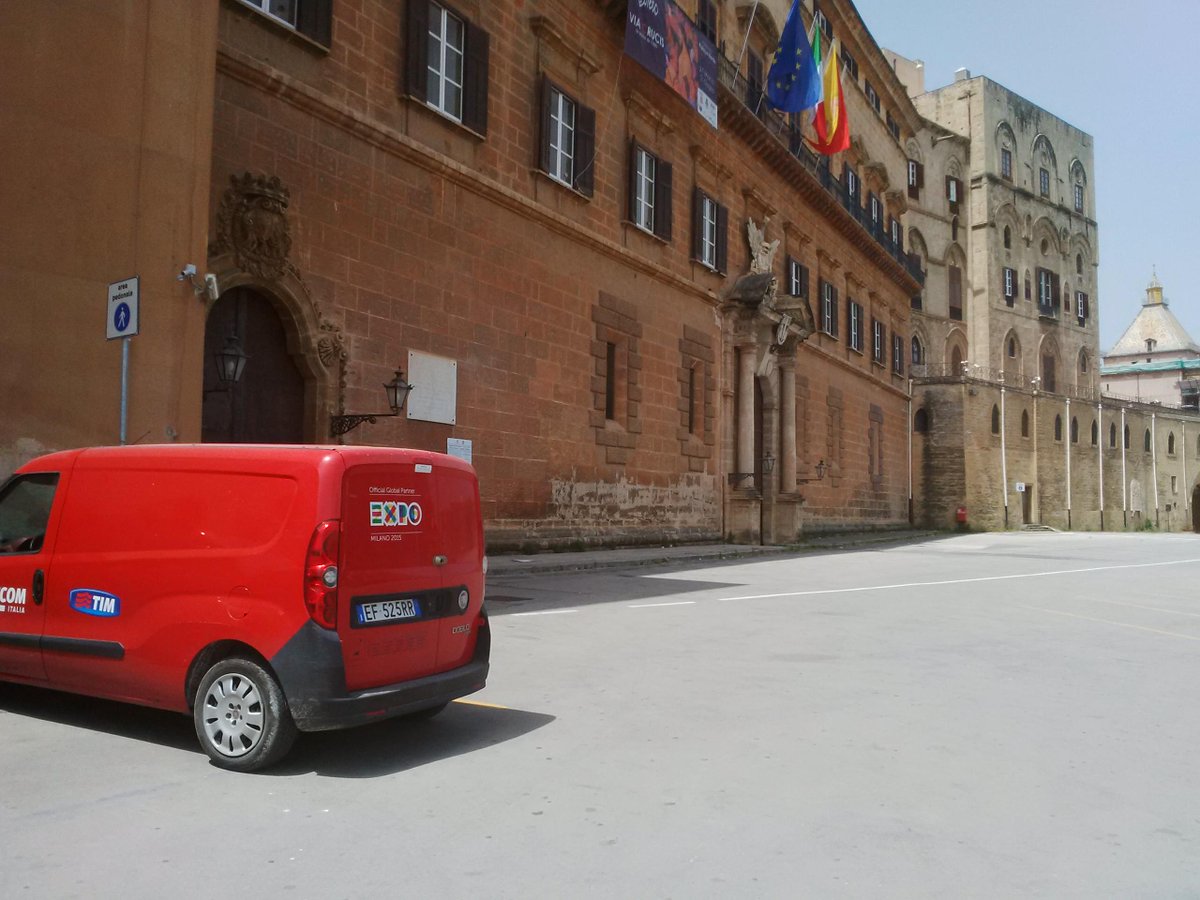 Palazzo dei Normanni, area pedonalizzata per tutti... non per #tim #expo con il bel furgoncino rosso <a href="/TIM_Official/">TIM Official</a>