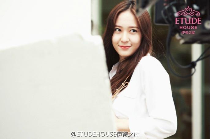 Krystalized's tweet photo. 150505 Krystal - Etude House http://t.co/qyJIV5I4TV