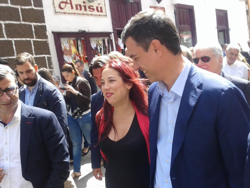 PSOECanarias's tweet photo. .@PatriciaHdezGut y .@sanchezcastejon por las calles de La Laguna #GobernarParaLaMayoria http://t.co/Hldn8aTtFm