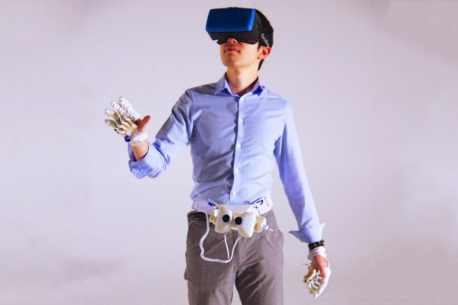 ComPublicite's tweet photo. http://t.co/HJz4XtKcIm Un gant pour la réalité virtuelle qui imite le toucher ! #realiteaugmentee #realitevirtuelle http://t.co/QxUcw0V9yv